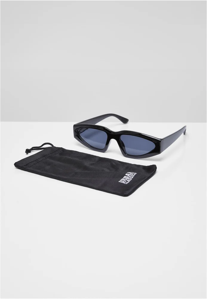 Die "Sunglasses Amsterdam" sind schwarze, moderne Sonnenbrillen mit eckigem Design und verspiegelten Gläsern. Sie kommen mit einem praktischen Aufbewahrungsbeutel von Urban Classics und bieten Schutz vor UV-Strahlen.