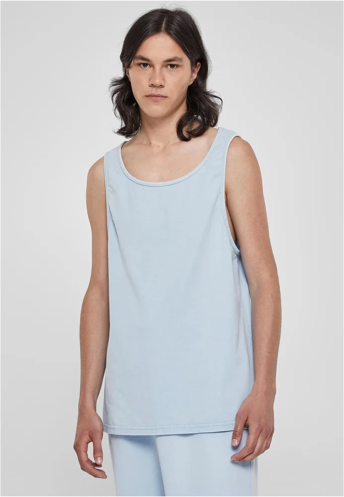 Das "Heavy Oversized Acid Wash Tank" ist ein hellblaues, oversized Tanktop aus 100 % Baumwolle mit einem leicht verblassten Acid-Wash-Effekt. Der Mann trägt das Tanktop zusammen mit passenden hellblauen Hosen und steht in einer entspannten Pose vor einem neutralen Hintergrund.
