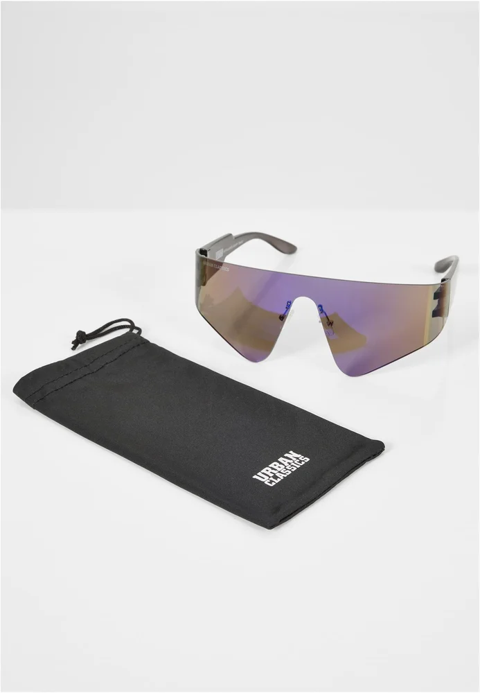 Die "Sunglasses Banff" sind modische Sonnenbrillen mit einem auffälligen Design. Sie haben einen großen, futuristischen Rahmen aus schwarzem Material und bieten einen klaren UV-Schutz. Die Gläser sind in einem helleren Farbton und verlaufen in ein dunkleres Violett. Im Bild sind sie zusammen mit einer schwarzen Schutztasche abgebildet.